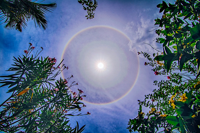 Обои картинки фото солнечное гало, природа, пейзажи, солнце, гало, небо, облака, радуга, пейзаж