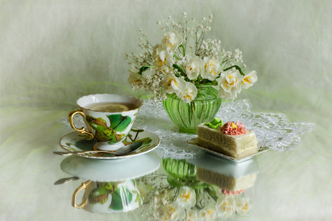Обои картинки фото еда, натюрморт, чай, лимон, нарциссы, отражение, букет, пирожное