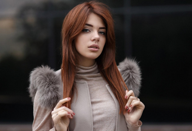 Обои картинки фото девушки, -unsort , рыжеволосые и другие, жилет, мех, свитер, лицо, рыжая