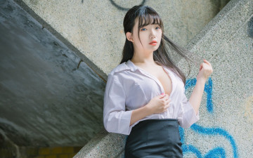 Картинка девушки -+азиатки блузка юбка стена