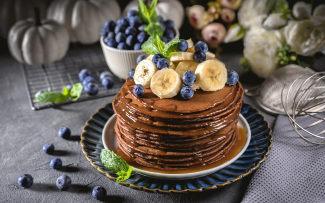 Обои картинки фото еда, блины,  оладьи, бананы, черника