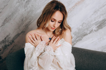 Картинка девушки мария+дашкова мария дашкова женщины брюнетка макияж голые плечи ожерелье белая одежда в помещении сердце обниматься