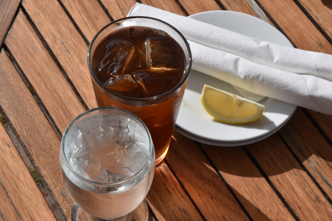 Обои картинки фото еда, напитки, лед, напиток, вода, лимон
