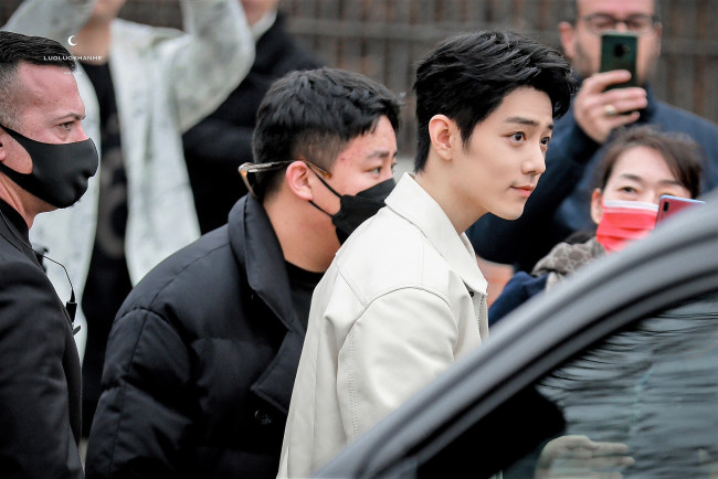 Обои картинки фото разное, знаменитости, сяо, чжань, люди, машина