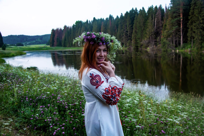 Обои картинки фото девушки, юлия огородникова, образ, рыжая, венок, река, лес, луга