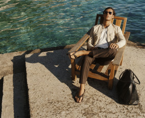 Картинка david gandy мужчины ступени сумка кресло вода