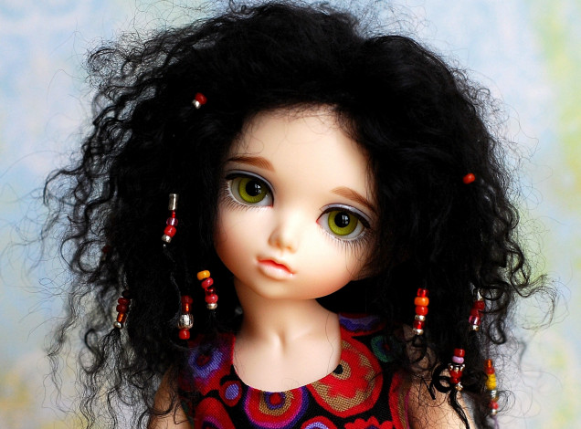 Обои картинки фото разное, игрушки, кукла, волосы, бусины