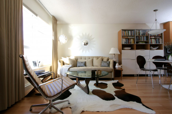 Обои картинки фото интерьер, гостиная, шкура, кресло, книги, зеркало, диван, подушки