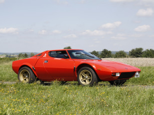 Картинка автомобили lancia стратус красная поле лансия