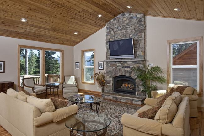 Обои картинки фото интерьер, гостиная, плазма, камин, диваны