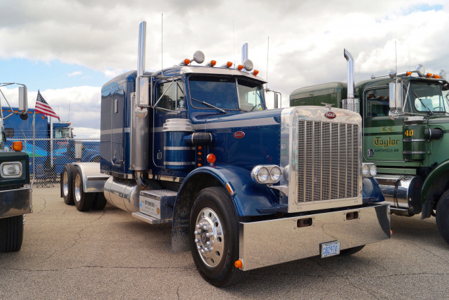 Обои картинки фото peterbilt truck, автомобили, peterbilt, сша, тягачи, классические, грузовики, седельные, motors, company