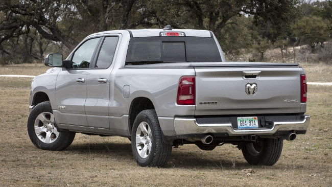 Обои картинки фото dodge ram 1500 big horn 2019, автомобили, ram, 2019, dodge, horn, big, серебряный, металлик, 1500