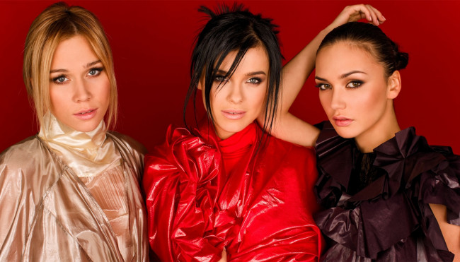 Обои картинки фото девушка, музыка, серебро, модель