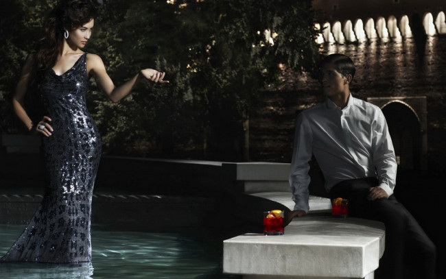 Обои картинки фото девушки, olga kurylenko, мужчина, напиток, бокалы, бассейн, платье, модель