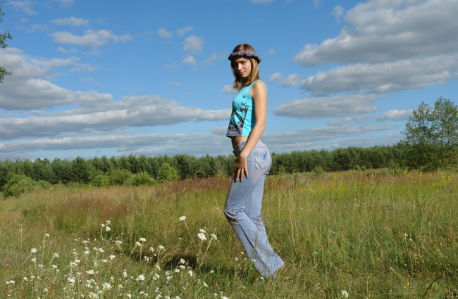 Обои картинки фото девушки, -unsort , блондинки,  светловолосые, поле, облака, небо, джинсы, майка, венок, блондинка