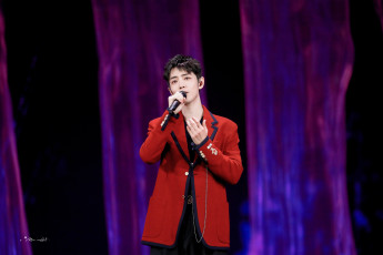 Картинка мужчины xiao+zhan актер певец микрофон пиджак цепочка