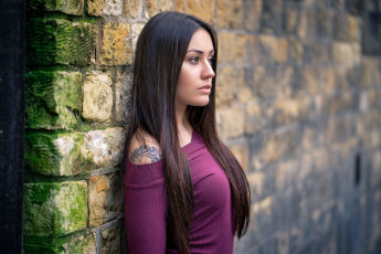 Картинка девушки -+брюнетки +шатенки брюнетка тату свитер