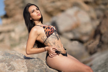 Картинка девушки -+брюнетки +шатенки брюнетка бикини тату пирсинг