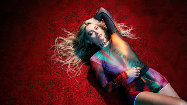 Обои картинки фото paris jackson, девушки, блондинка, свитер, шорты