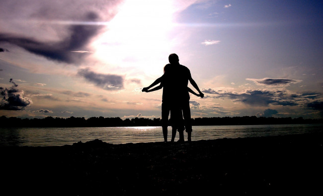 Обои картинки фото разное, мужчина женщина, пара, силуэты, закат, берег, озеро