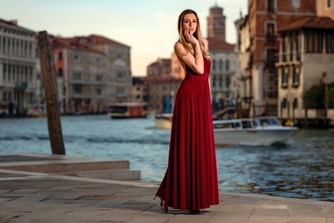 Обои картинки фото девушки, - блондинки,  светловолосые, венеция, канал, вечернее, платье
