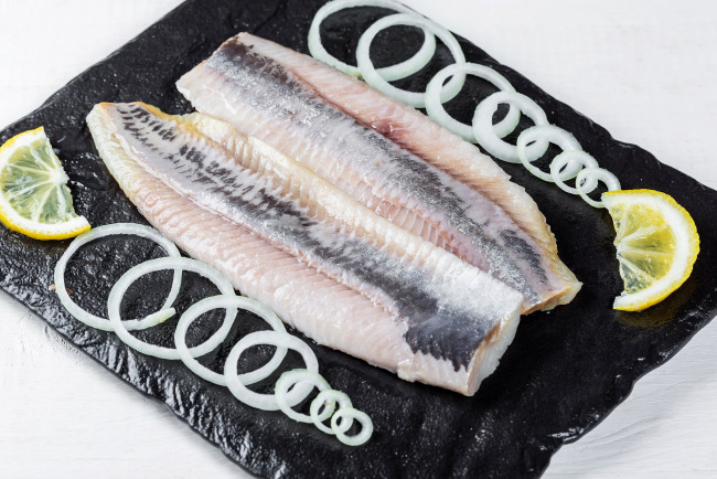 Обои картинки фото еда, рыбные блюда,  с морепродуктами, филе, селедка, лимон, репчатый, лук