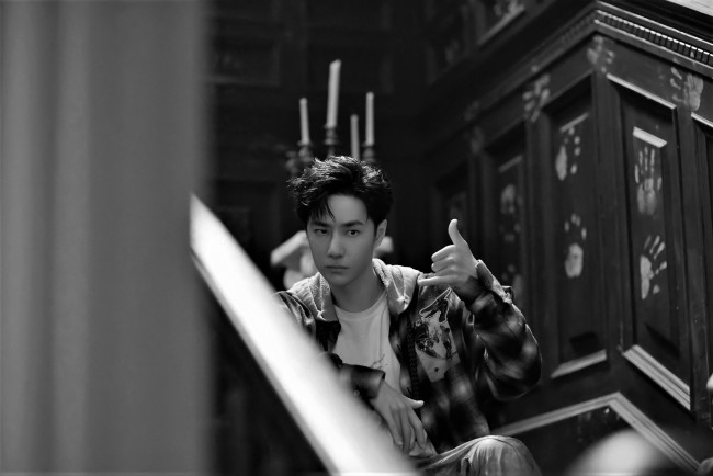 Обои картинки фото мужчины, wang yi bo, актер, рубашка, жест