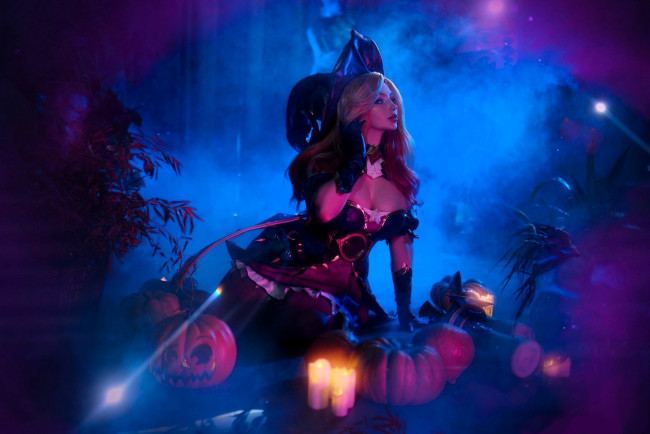 Обои картинки фото девушки, мария давыдова , lady melamory, косплей, образ, наряд, костюм, платье, шляпа, ведьма, свечи, тыквы