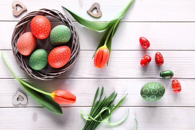 Обои картинки фото праздничные, пасха, яйца, гнездо, трава, цветы, тюльпаны, сердечки