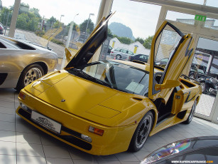 Картинка автомобили выставки уличные фото