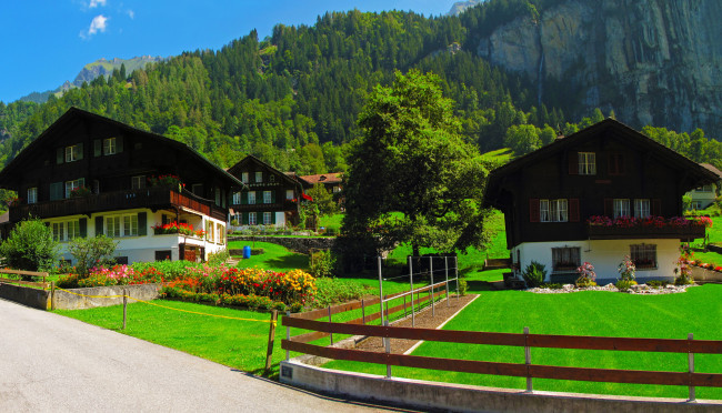 Обои картинки фото lauterbrunnen  швейцария, города, - улицы,  площади,  набережные, швейцария, трава, цветы, улица, дома