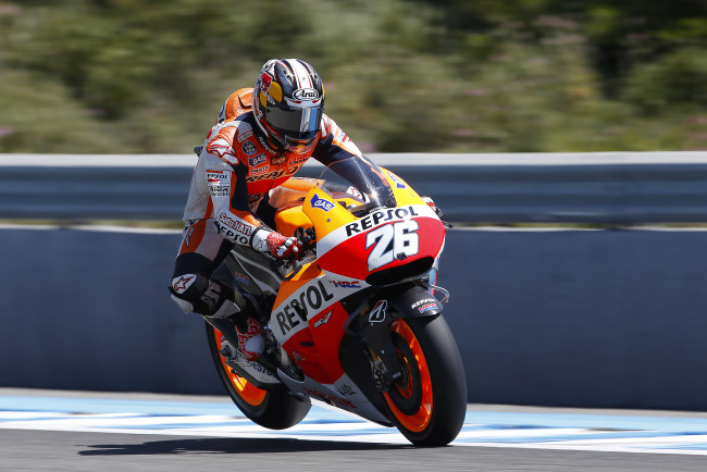 Обои картинки фото dani pedrosa, спорт, мотоспорт, байк, трек, вираж, экипировка, гонщик