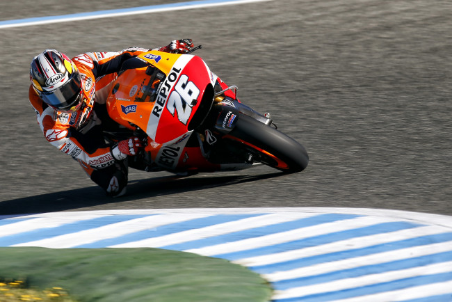 Обои картинки фото dani pedrosa, спорт, мотоспорт, экипировка, вираж, гонщик, байк, трек