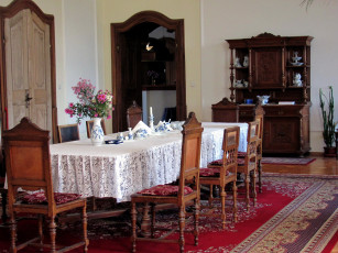 Картинка интерьер столовая стол стулья ковер