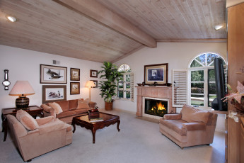 Картинка интерьер гостиная кресло камин диван стол цветок