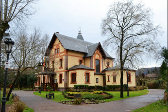 Картинка города -+здания +дома клумбы кусты особняк дома газон