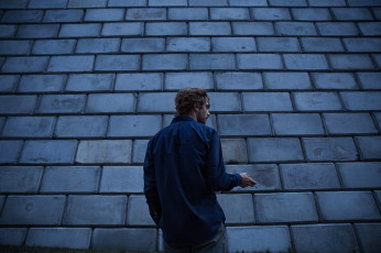 Картинка мужчины -+unsort парень кирпичи кладка стена рубашка