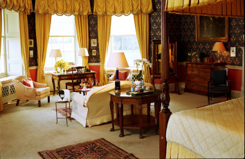 Картинка интерьер гостиная стол диван шторы кресло