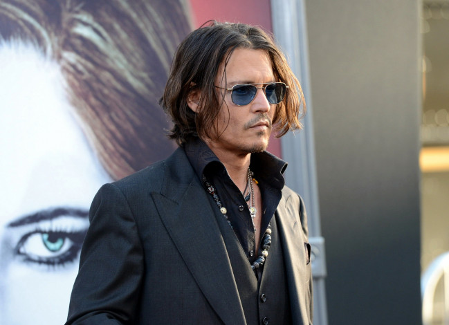 Обои картинки фото мужчины, johnny depp, украшения, очки