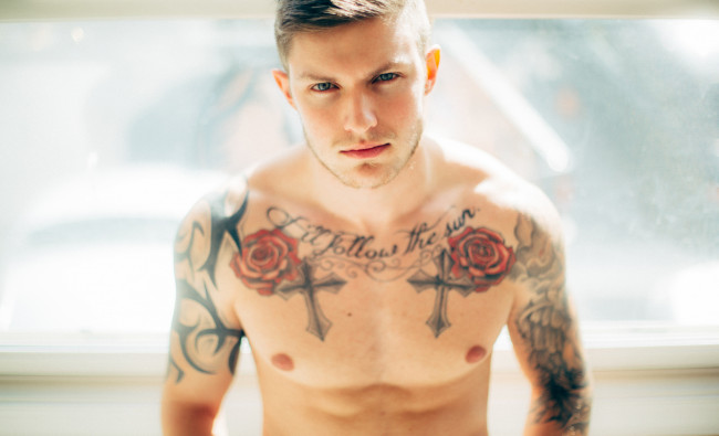 Обои картинки фото мужчины, - unsort, татуировка, мужчина, тату, парень, пресс, взгляд, смотрит