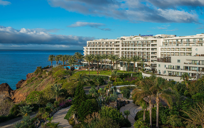 Обои картинки фото города, - здания,  дома, madeira, отель, здание, берег, море, пальмы, funchal, португалия