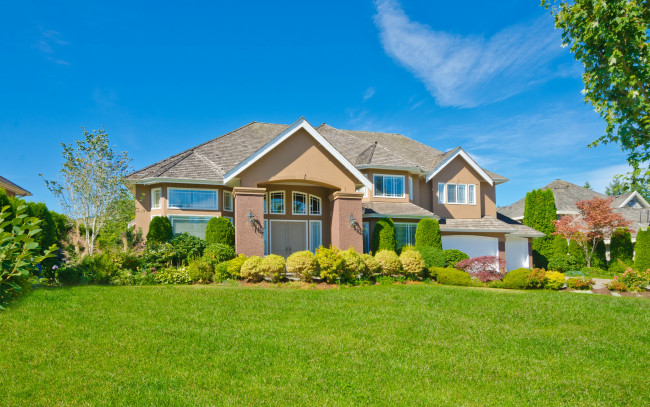 Обои картинки фото города, - здания,  дома, солнечно, небо, поляна, зелень, трава, кусты, особняк, дом