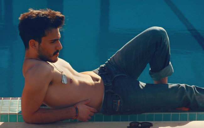 Обои картинки фото мужчины, - unsort, бассейн, борода, парень, брюнет, очки, мужчина