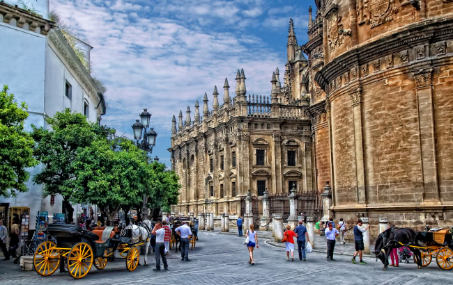 Обои картинки фото города, севилья , испания, севилья, карета, люди, дома, мостовая