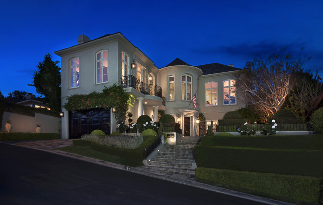 Обои картинки фото laguna beach сша, города, - здания,  дома, фонари, ночь, кусты, газон, ландшафт, особняк, дом