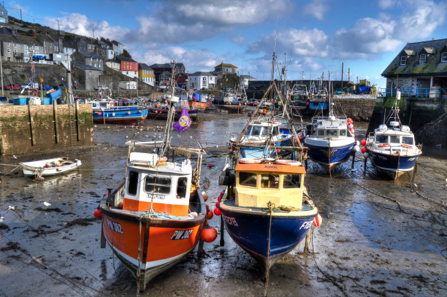 Обои картинки фото корабли, порты ,  причалы, город, бухта, отлив, суда