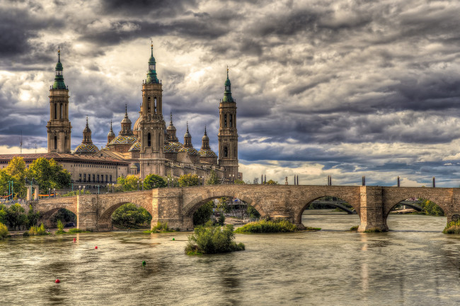 Обои картинки фото bas&, 237, lica de nuestra se&, 241, ora del pilar,  zaragoza, города, - католические соборы,  костелы,  аббатства, река, мост, собор