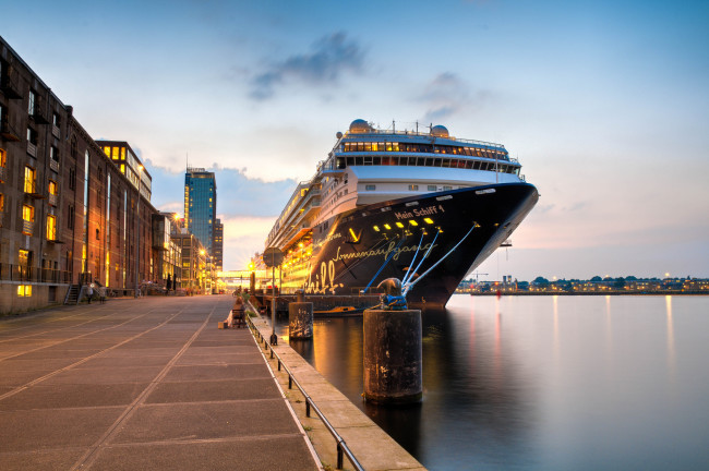 Обои картинки фото корабли, лайнеры, причал, набережная, лайнер