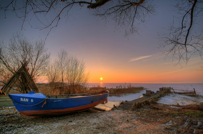 Обои картинки фото корабли, лодки,  шлюпки, река, берег, лодка