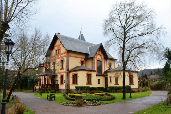 Обои картинки фото города, - здания,  дома, клумбы, кусты, особняк, дома, газон